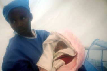 Bé gái sơ sinh sống sót kì diệu trong đại dịch Ebola