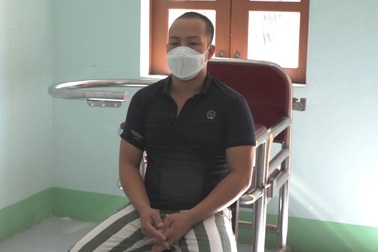 Chủ trường gà tưới xăng lên người công an đòi đốt