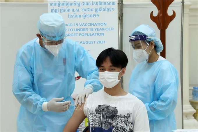 Tiêm vaccine phòng COVID-19 là một biện pháp hiệu quả để giúp trẻ tránh bị mắc bệnh COVID-19.