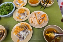 Quán bánh cuốn gia truyền gần 50 năm ở Hà Nội khiến khách Tây thích mê