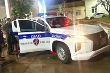 Cảnh sát dùng xe chuyên dụng kịp thời đưa người dân đi cấp cứu