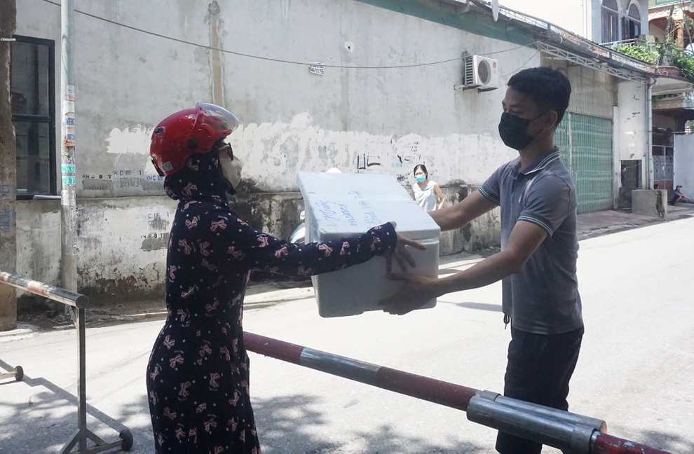 Khẩn trương tiếp tế cho cư dân bị phong tỏa tại TP Vinh - 10