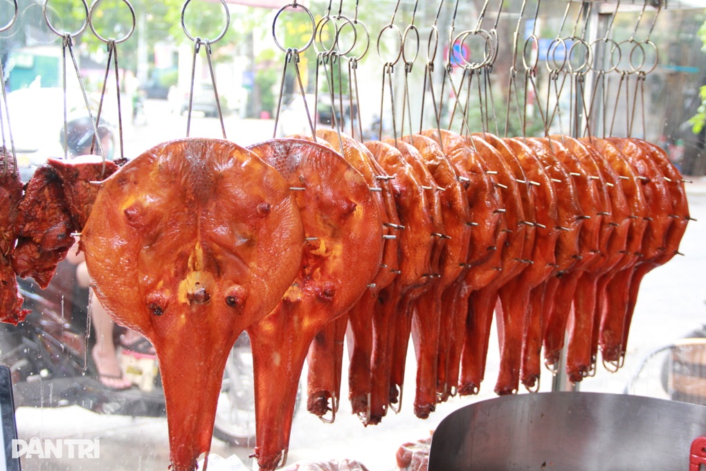 Món vịt tỳ bà độc lạ, kỳ công chế biến hơn 10 tiếng mới ra lò ở Hà Nội - 2 Món vịt tỳ bà độc lạ, kỳ công chế biến hơn 10 tiếng mới ra lò ở Hà Nội - 2