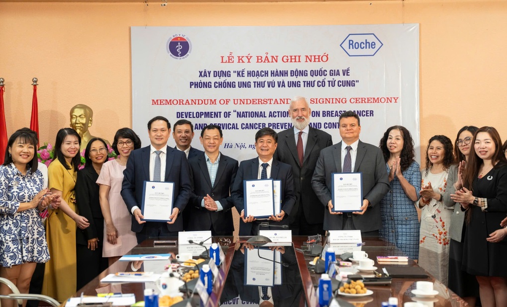 Cục Bà mẹ và Trẻ em cùng Roche ký hợp tác phòng chống ung thư vú, cổ tử cung - 1 Cục Bà mẹ và Trẻ em cùng Roche ký hợp tác phòng chống ung thư vú, cổ tử cung - 1
