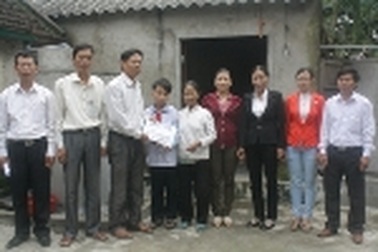 Gần 27 triệu đồng đến cậu bé học giỏi ước mơ một lần gặp mẹ