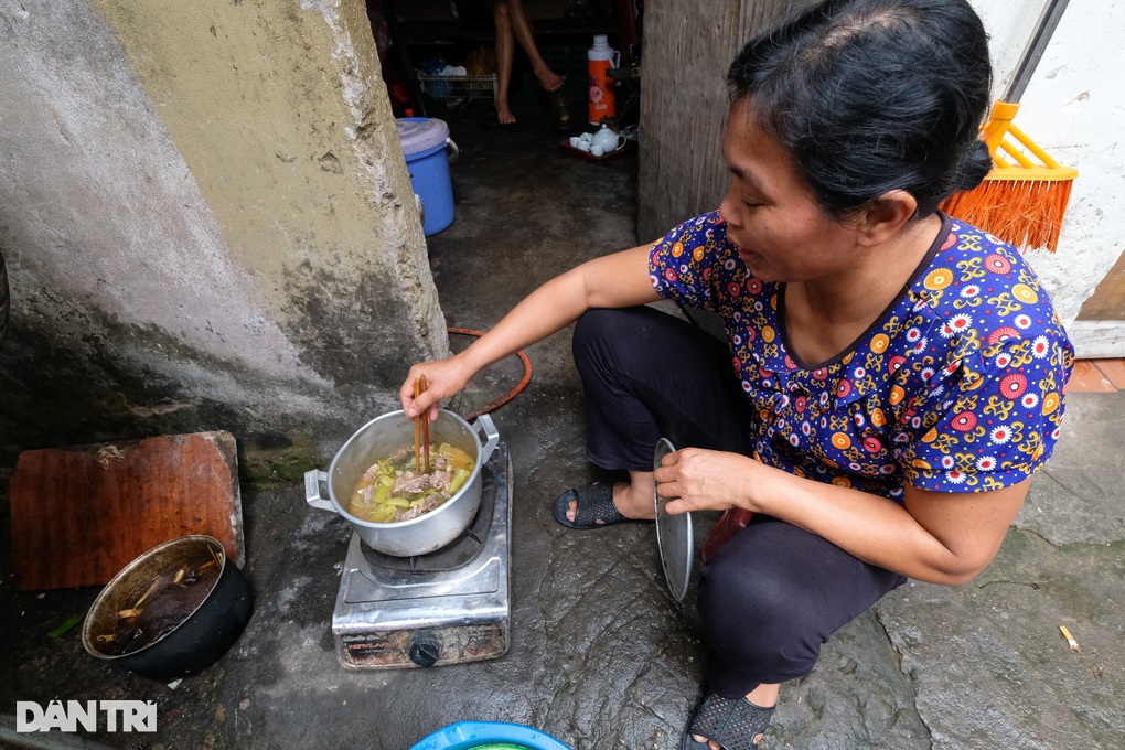 Xóm ổ chuột ở Hà Nội và bữa cơm một món để chống đỡ bão giá - 1 Xóm ổ chuột ở Hà Nội và bữa cơm một món để chống đỡ bão giá - 1