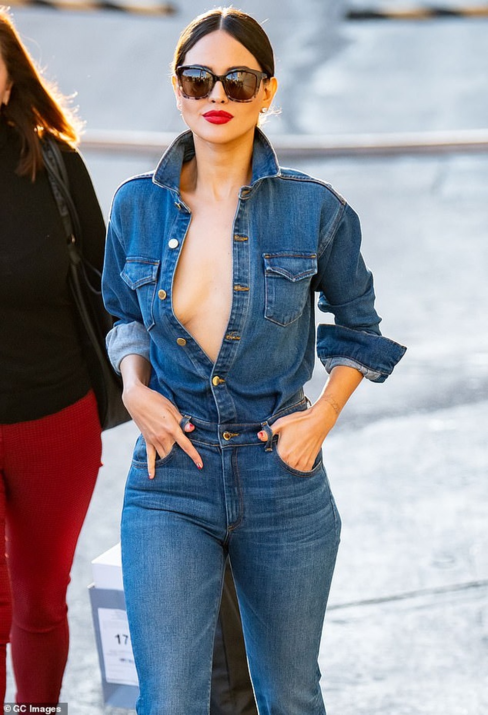 Mỹ nhân gợi cảm Eiza Gonzalez thả rông vòng một ra phố - 3 Mỹ nhân gợi cảm Eiza Gonzalez thả rông vòng một ra phố - 3