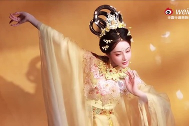 Địch Lệ Nhiệt Ba hóa thân thành Hằng Nga