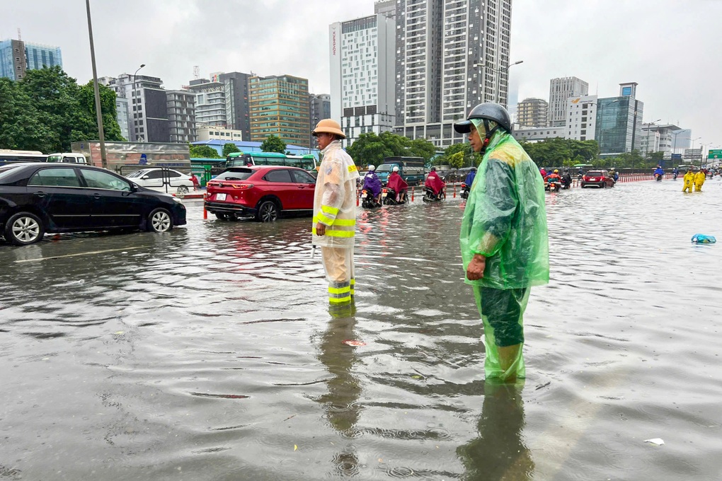 CSGT Hà Nội bác thông tin cấm đường do mưa bão, ngập lụt - 1