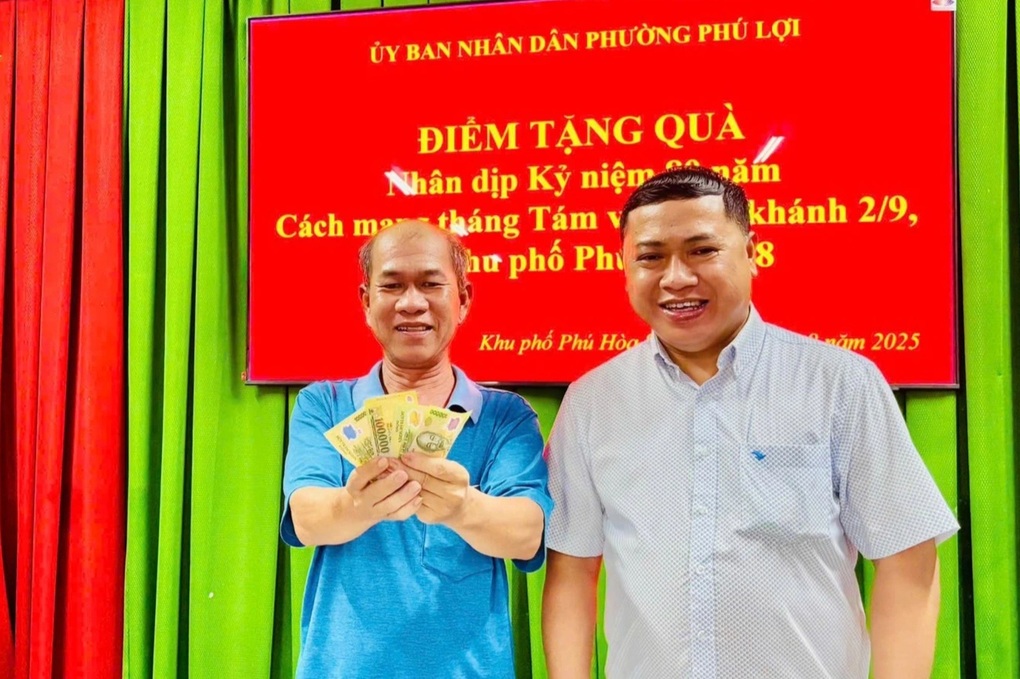 Nhiều người dân TPHCM đã nhận quà Quốc khánh - 1 Nhiều người dân TPHCM đã nhận quà Quốc khánh - 1