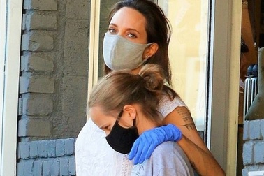 Angelina Jolie đeo khẩu trang và găng tay ra phố