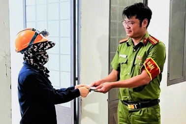 Nữ công nhân nghèo nhặt được xấp tiền khi quét rác