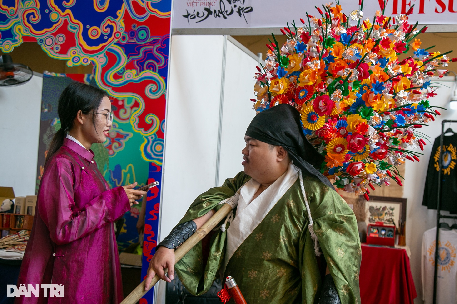 Hàng trăm bạn trẻ xúng xính Việt phục đi chơi hội - 4 Hàng trăm bạn trẻ xúng xính Việt phục đi chơi hội - 4