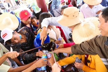 Đầu xuân chen chân trẩy hội Đống Đa, uống nước giếng cầu may