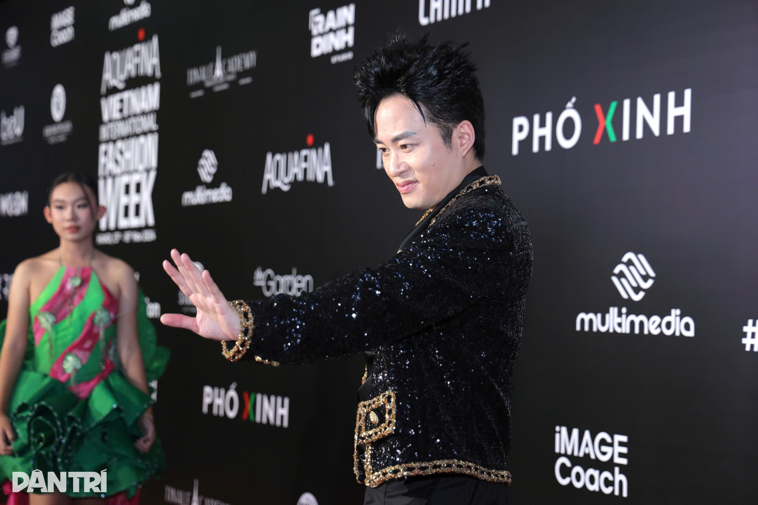 Міс Нгок Хан цілує Тхань Хуонга, Ту Лонг близький до Сюан Хіня на червоній доріжці - 14 Hoa hậu Ngọc Hân hôn Thanh Hương, Tự Long thân thiết Xuân Hinh trên thảm đỏ - 14