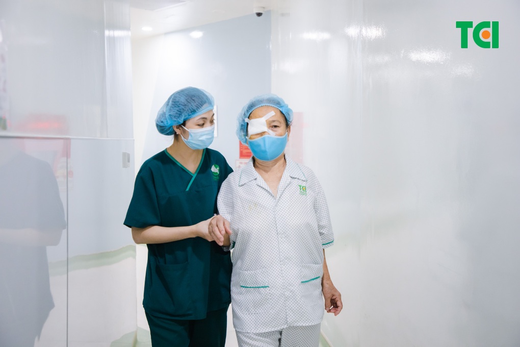 Phaco cataract surgery - saving the eyes of a diabetic patient in his 80s - 3 Mổ đục thủy tinh thể bằng Phaco - cứu đôi mắt người bệnh tiểu đường U80 - 3