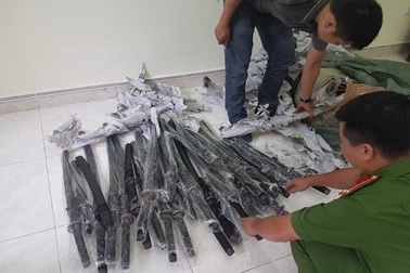 Vận chuyển kiếm Nhật, gặp công an vứt hàng bỏ chạy