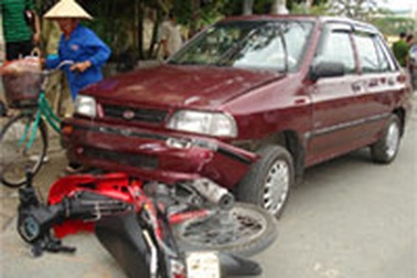 Ô tô đâm xe máy, một người bị thương nặng