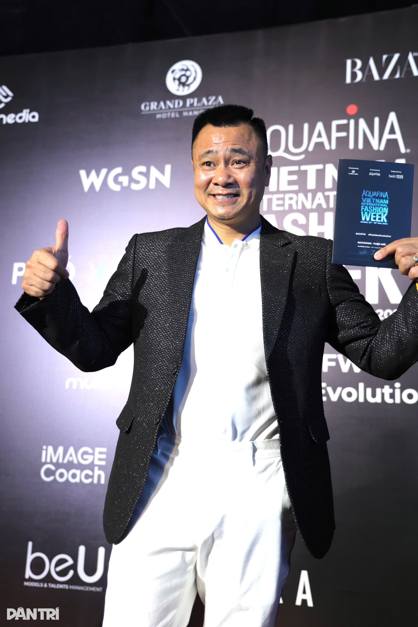 Міс Нгок Хан цілує Тхань Хуонга, Ту Лонг близький до Сюан Хіня на червоній доріжці - 8 Hoa hậu Ngọc Hân hôn Thanh Hương, Tự Long thân thiết Xuân Hinh trên thảm đỏ - 8