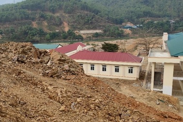 Hơn 100 học sinh sơ tán khi trường bị sạt lở đất đá đe dọa