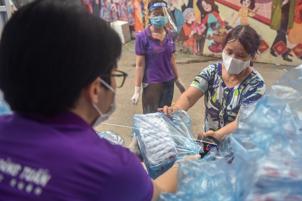 Hà Nội: ATM mỳ tôm, trứng gà trao yêu thương tới người nghèo - 6 Hà Nội: ATM mỳ tôm, trứng gà trao yêu thương tới người nghèo - 6