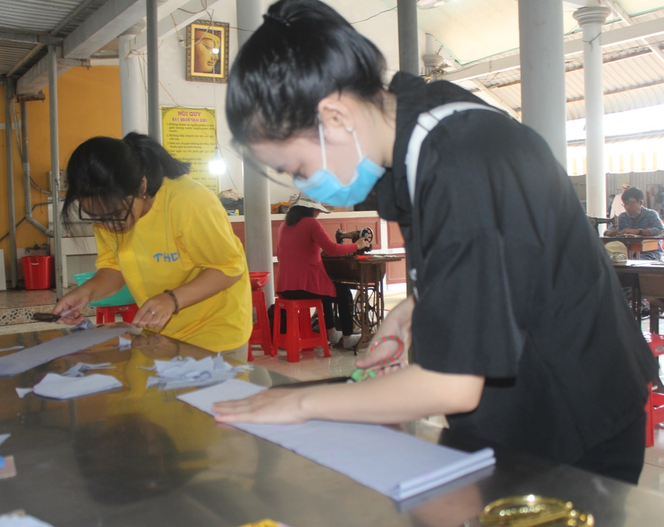 Phật tử Bạc Liêu may hàng ngàn khẩu trang từ thiện giữa mùa dịch Covid-19 - 3 Phật tử Bạc Liêu may hàng ngàn khẩu trang từ thiện giữa mùa dịch Covid-19 - 3