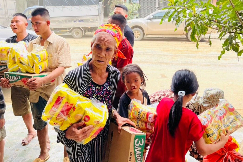 Mặt hàng cứu trợ đặc biệt của chàng trai chưa vợ gửi người dân bị lũ quét - 3 Mặt hàng cứu trợ đặc biệt của chàng trai chưa vợ gửi người dân bị lũ quét - 3