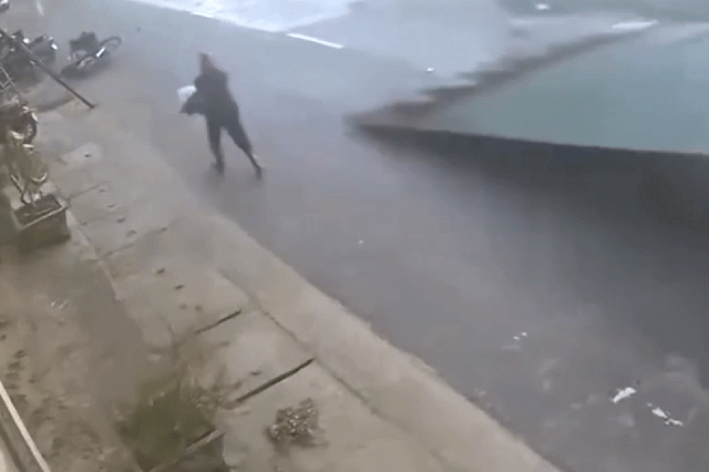 Nhiều người đi đường ở Nghệ An suýt bị mái tôn lao thẳng vào - 2 Nhiều người đi đường ở Nghệ An suýt bị mái tôn lao thẳng vào - 2