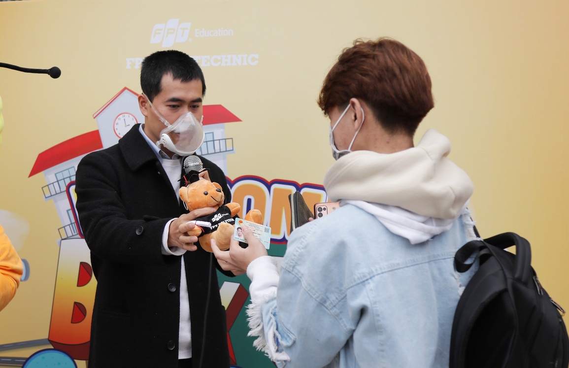 Hiệu trưởng tặng gấu cho sinh viên ngày Valentine - ngày trở lại trường - 1