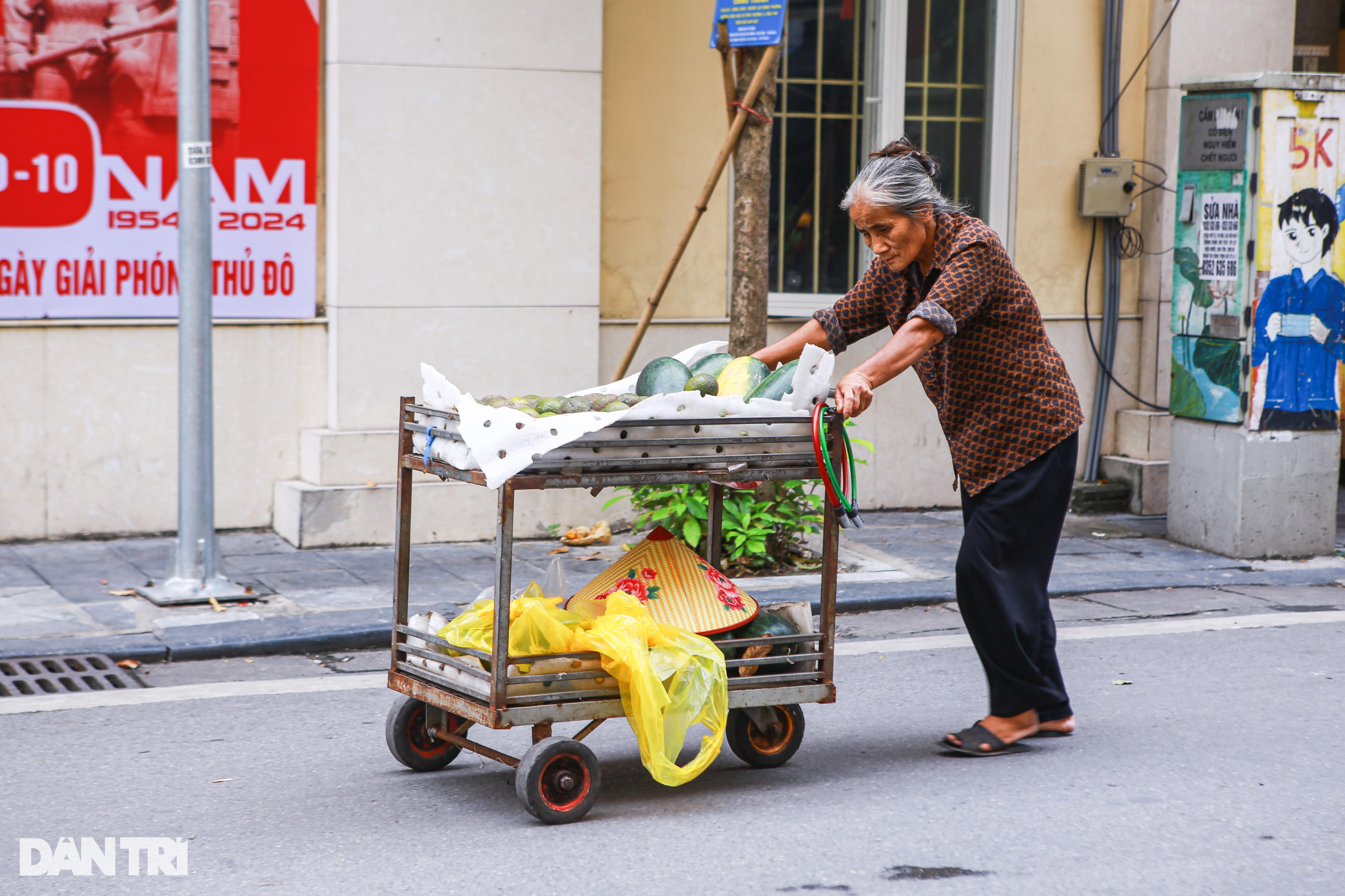 Những người già miệt mài mưu sinh giữa Thủ đô - 3