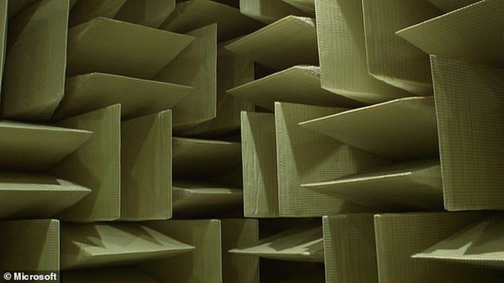 Tường và trần căn phòng được bao phủ bởi những tấm bọt biển với thiết kế đặc biệt để ngăn chặn tiếng vọng (Ảnh: Microsoft). Tường và trần căn phòng được bao phủ bởi những tấm bọt biển với thiết kế đặc biệt để ngăn chặn tiếng vọng (Ảnh: Microsoft).