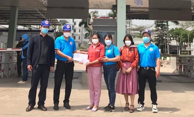 Trao tiền hỗ trợ cho gia đình em Phan Văn Hoàng ở xã Liên Thủy