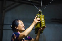 Thu nhập 30 triệu đồng bỗng mất sạch, thợ may đi bán bánh tét mưu sinh