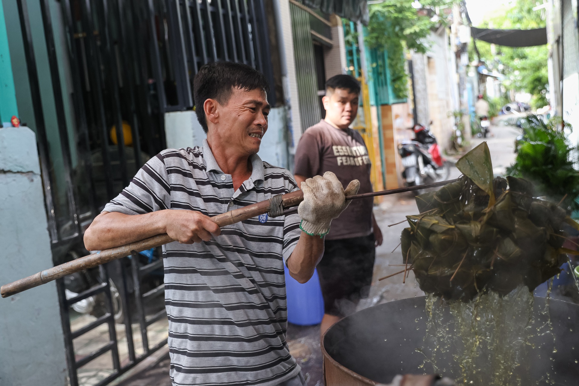 Hơn nửa thế kỷ giữ lửa nồi bánh ú lá tre dịp Tết Đoan Ngọ - 1 Hơn nửa thế kỷ giữ lửa nồi bánh ú lá tre dịp Tết Đoan Ngọ - 1
