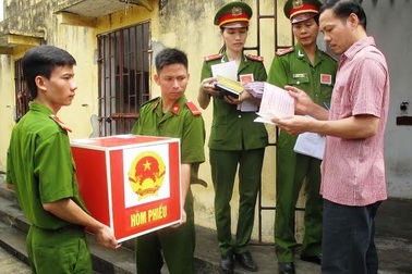 Điều xe đón hai can phạm từ bệnh viện về bỏ phiếu