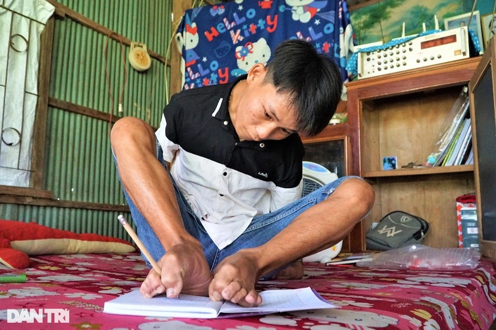 Nghị lực phi thường của cậu bé viết chữ, xỏ chỉ, đánh máy bằng chân - 1 Nghị lực phi thường của cậu bé viết chữ, xỏ chỉ, đánh máy bằng chân - 1