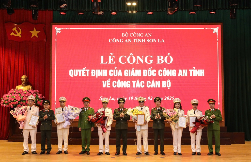 21 lãnh đạo cấp phòng Công an tỉnh Sơn La xin nghỉ hưu trước thời hạn - 2 21 lãnh đạo cấp phòng Công an tỉnh Sơn La xin nghỉ hưu trước thời hạn - 2