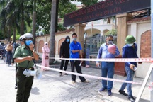 Hà Nội: Giải tán đám đông hàng trăm người chen nhau chờ xét nghiệm Covid-19