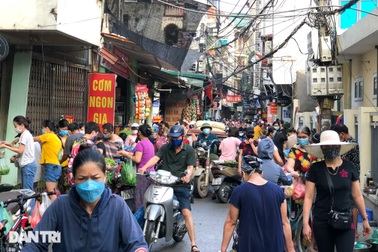 Hình ảnh tại các chợ, siêu thị Hà Nội ngày đầu giãn cách theo Chỉ thị 16