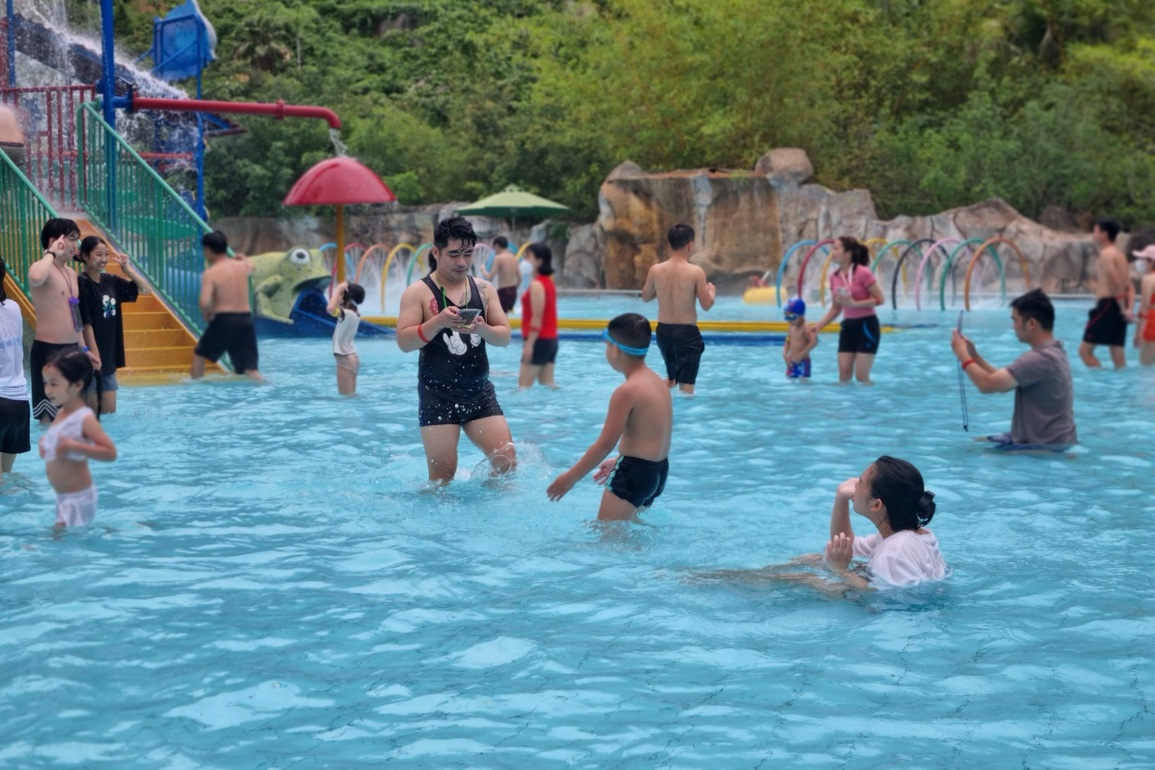 Công viên nước, biển Đà Nẵng đông đúc ngày nghỉ lễ - 8 Công viên nước, biển Đà Nẵng đông đúc ngày nghỉ lễ - 8