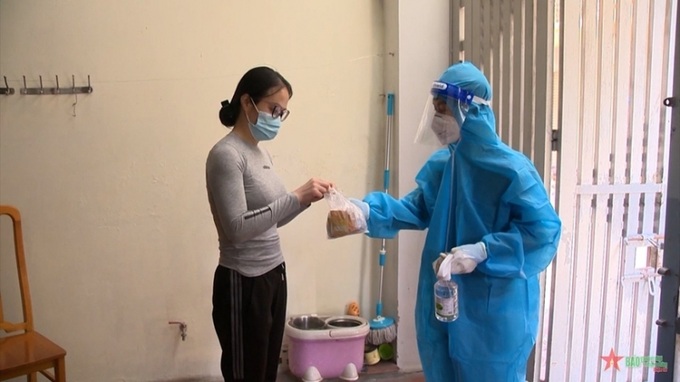 F0 cần hạn chế ra khỏi nơi cách ly. Khi phải ra khỏi nơi cách ly phải mang khẩu trang, giữ khoảng cách với những người khác. Ảnh minh họa.