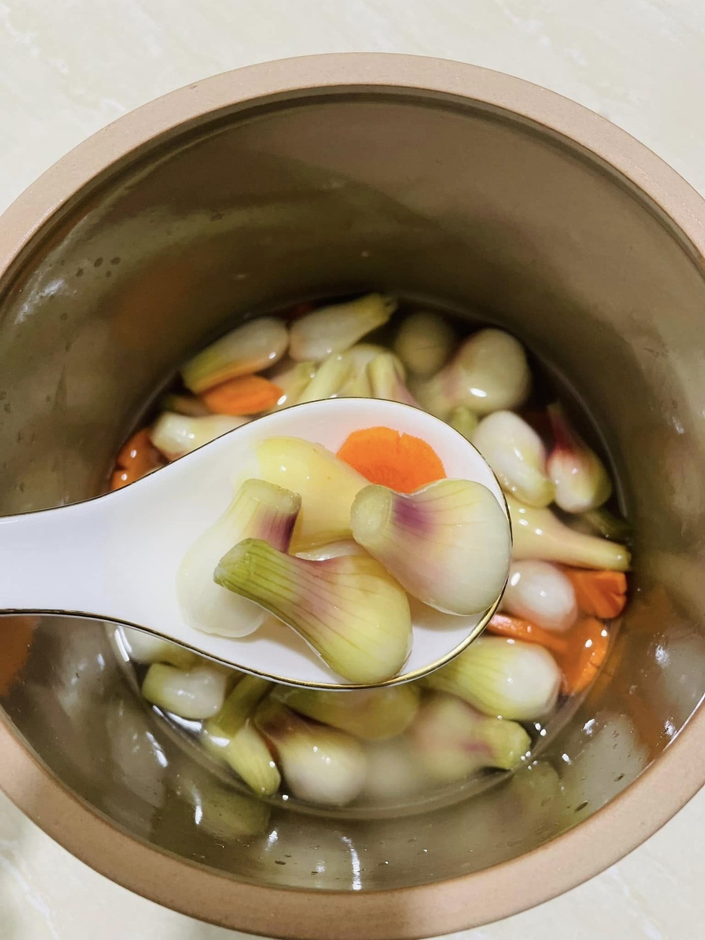 Cách muối hành trắng, giòn để ăn kèm ngon miệng ngày Tết - 2 Cách muối hành trắng, giòn để ăn kèm ngon miệng ngày Tết - 2