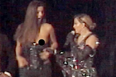 Madonna gây sốc khi kéo tuột áo fan nữ ngay trên sân khấu