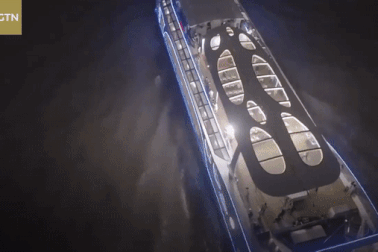 Trung Quốc “trình làng” tàu chở khách chạy bằng điện lớn nhất