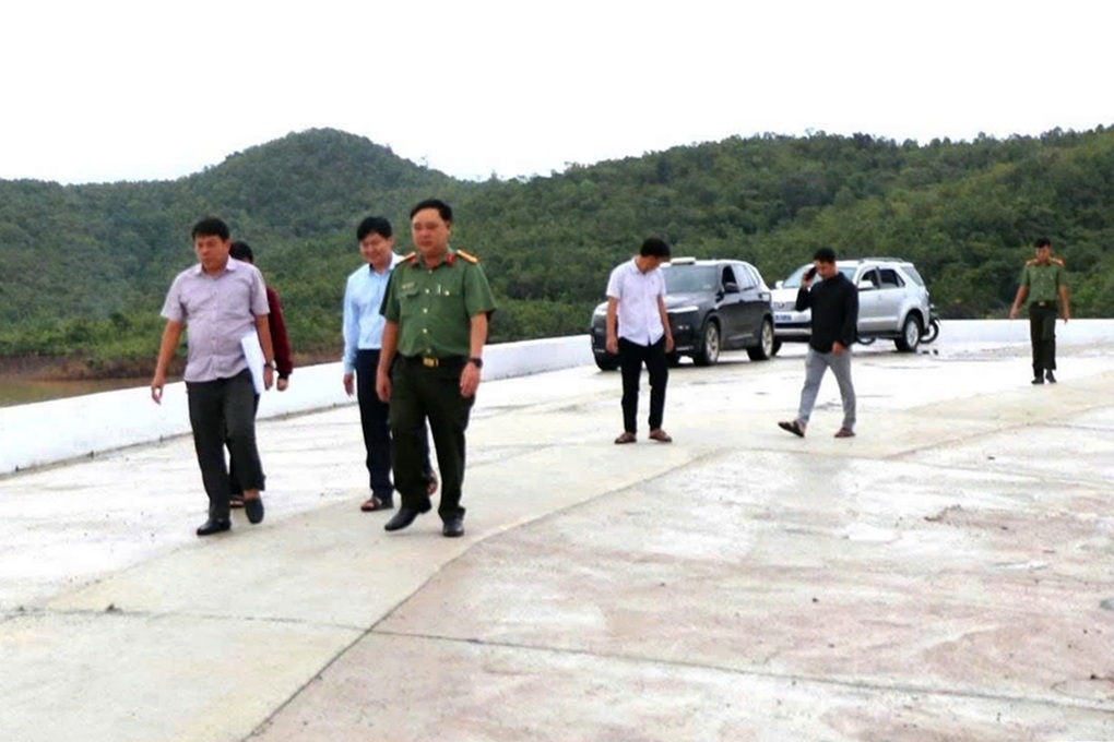 Công an kiểm tra hồ nghìn tỷ vừa khánh thành đã nứt, thấm nước - 1