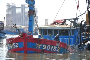 Đang trục vớt tàu cá bị tàu Trung Quốc đâm chìm