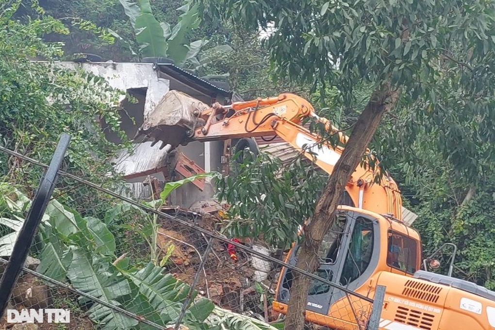 Máy đào ngoạm loạt công trình trái phép ở Quy Nhơn - 1 Máy đào ngoạm loạt công trình trái phép ở Quy Nhơn - 1