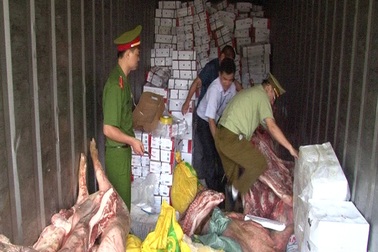 Bắt gần 20 tấn thịt lợn bốc mùi hôi thối