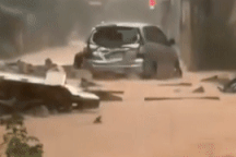 Mưa lũ phức tạp tại Hà Tĩnh, nước ngập mênh mông, tường đổ đè ô tô