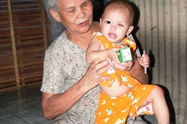 Bé 13 tháng tuổi mồ côi mẹ bị ung thư mắt